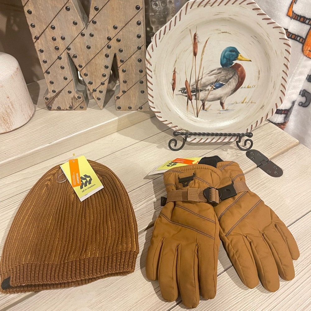 NWT All in Motion matching Beanie and Gloves set - YOUTH